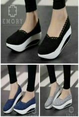 Sepatu Slip On Brukat